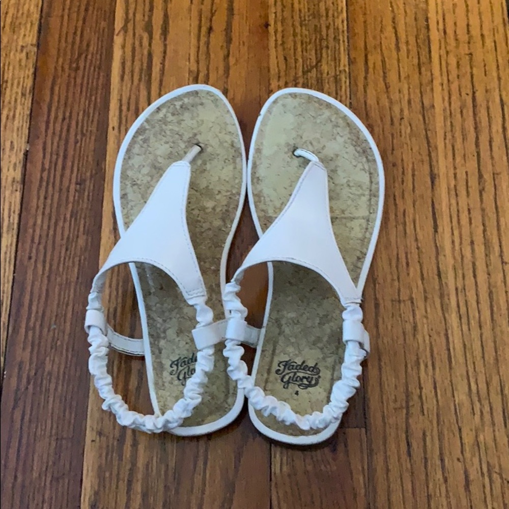 FADED GLORY CUTE WHITE SANDALS SIZE 4 (BIG 4) NEW!